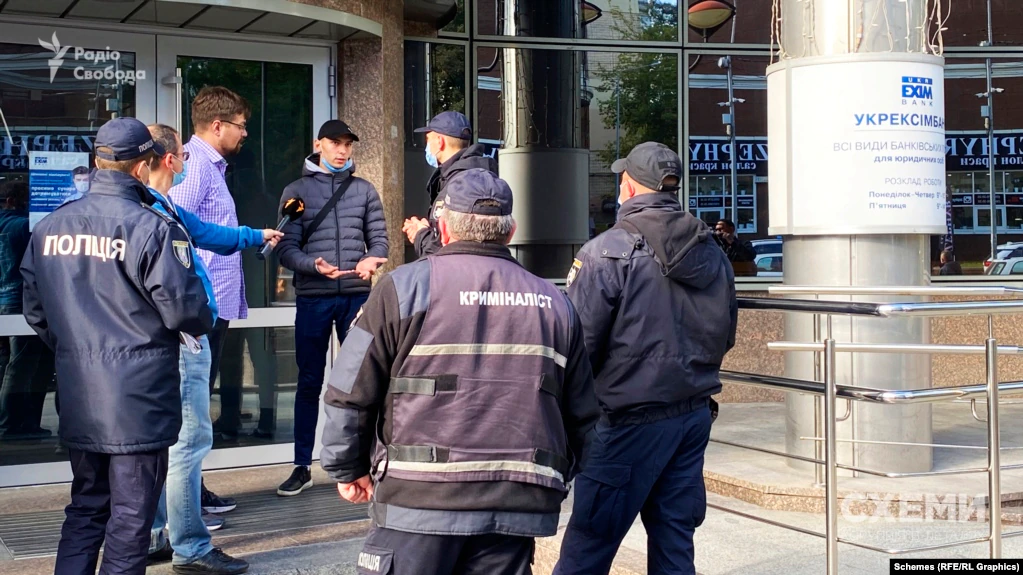 Журналісти &laquo;Схем&raquo; спілкуються з поліцейськими після нападу qtziqzkidtiddqkmp