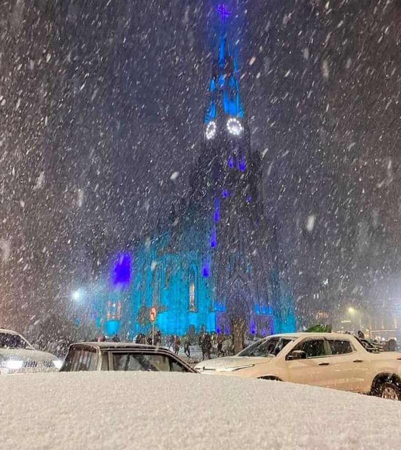 Снег засыпал дороги, дома и фермы. qzuiqkkiedidqdkmp